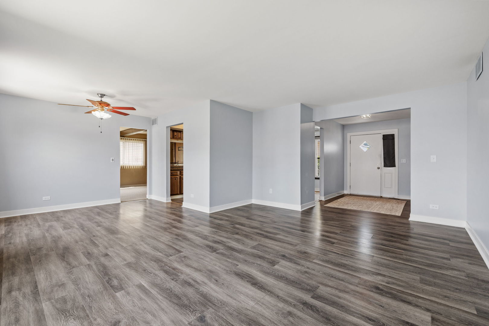 160 Brookside Drive, Glendale Heights, IL 60139