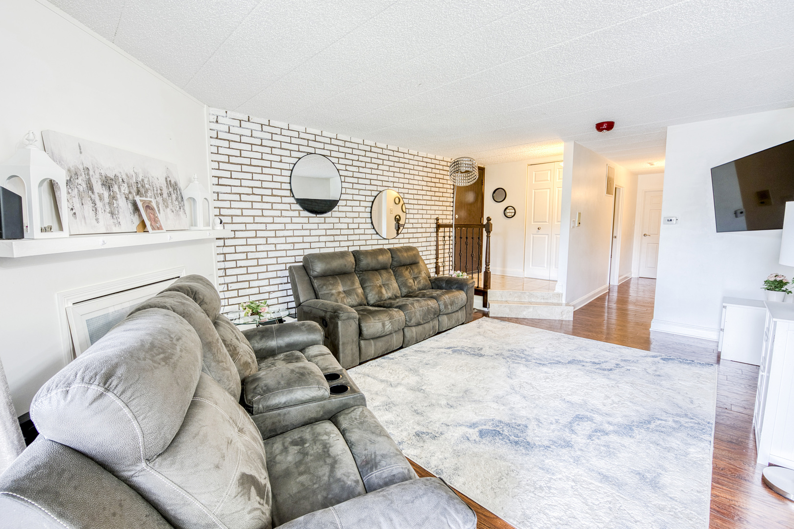 47 W Pier Drive #102, Westmont, IL 60559