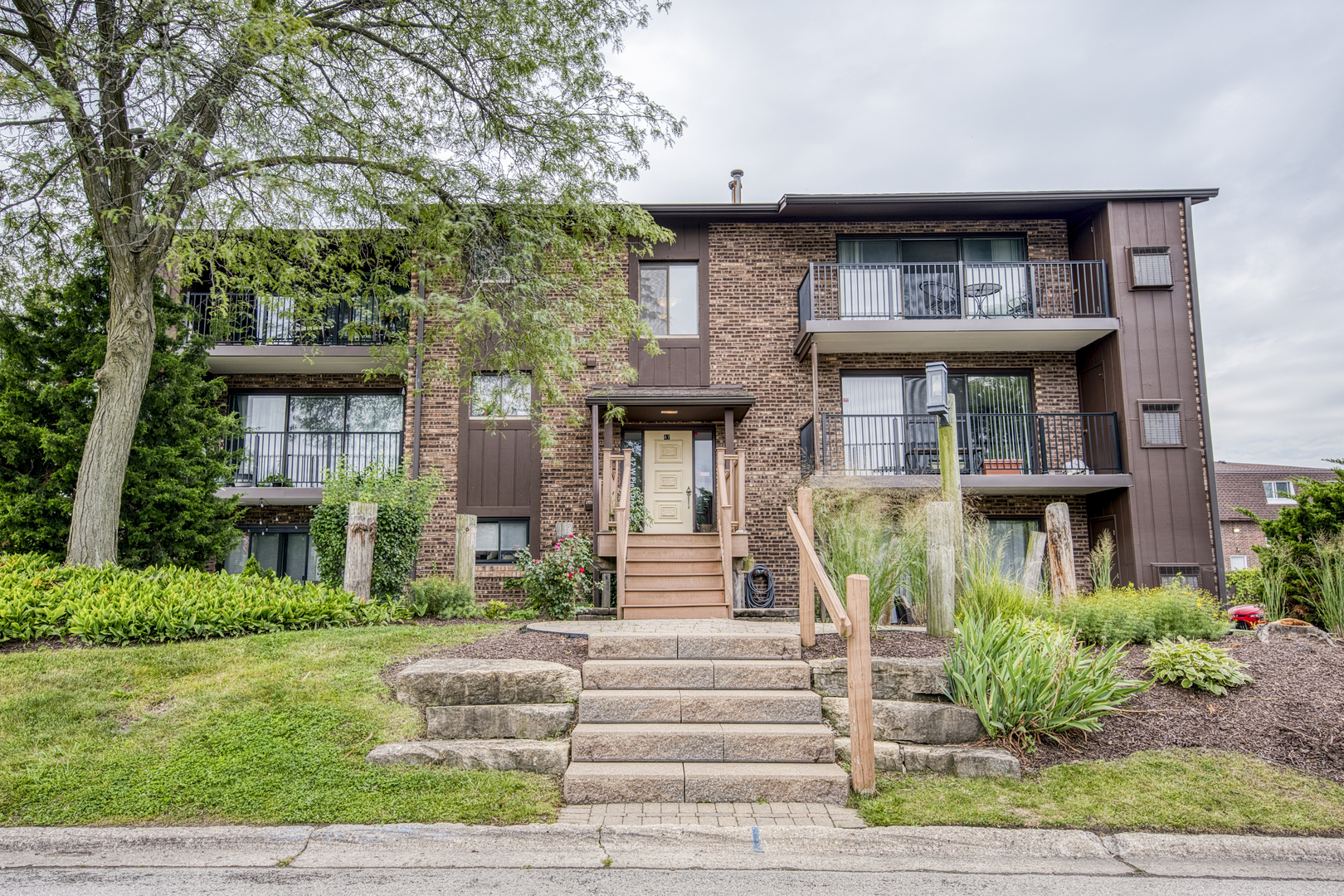 47 W Pier Drive #102, Westmont, IL 60559