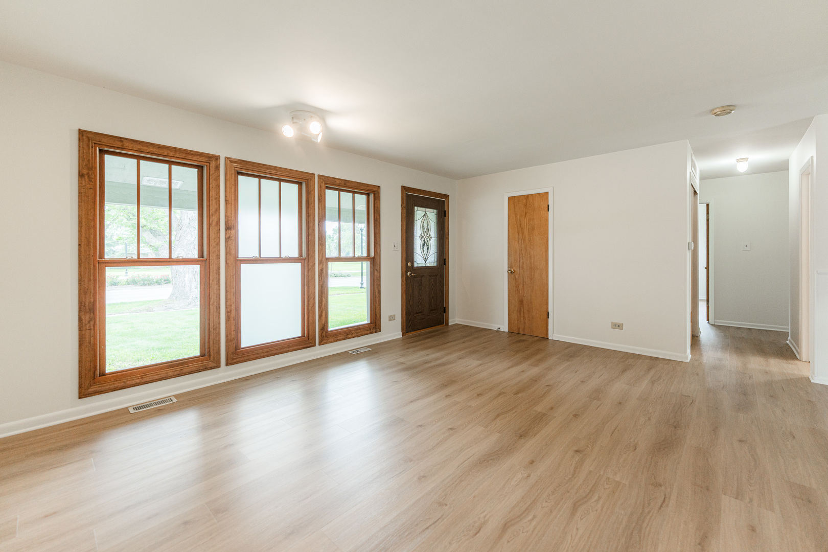 679 W Elk Grove Boulevard, Elk Grove Village, IL 60007