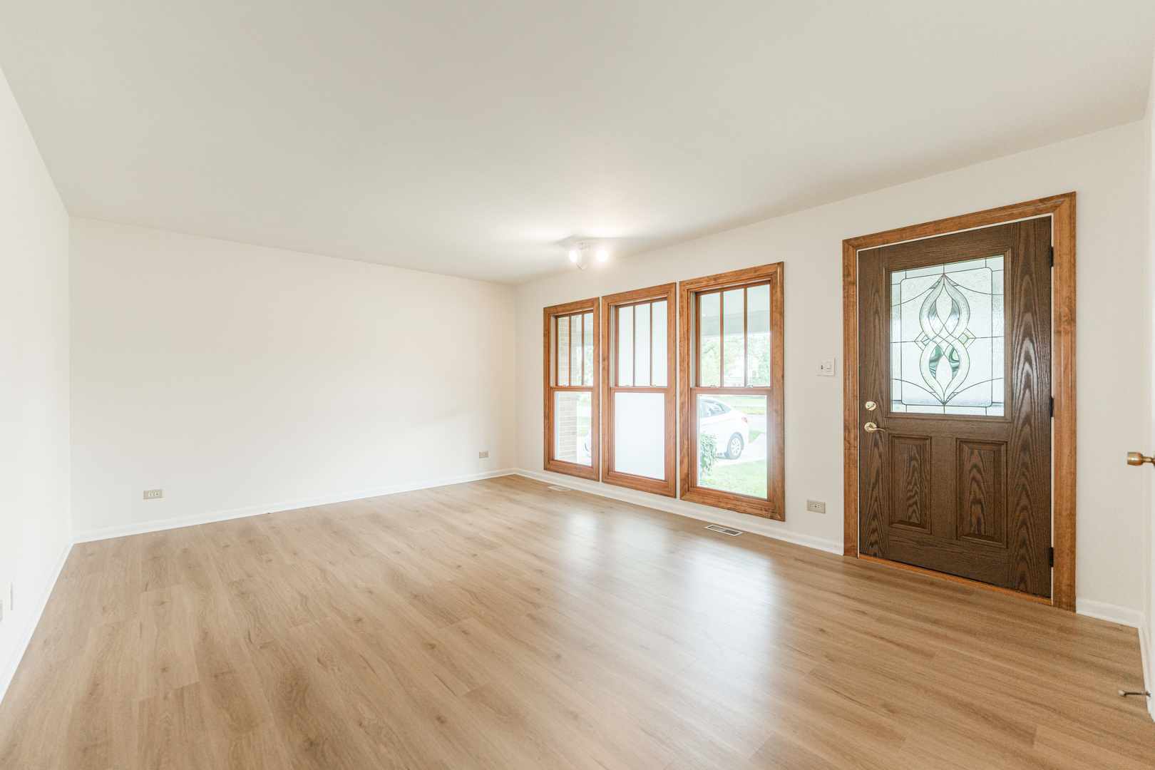 679 W Elk Grove Boulevard, Elk Grove Village, IL 60007