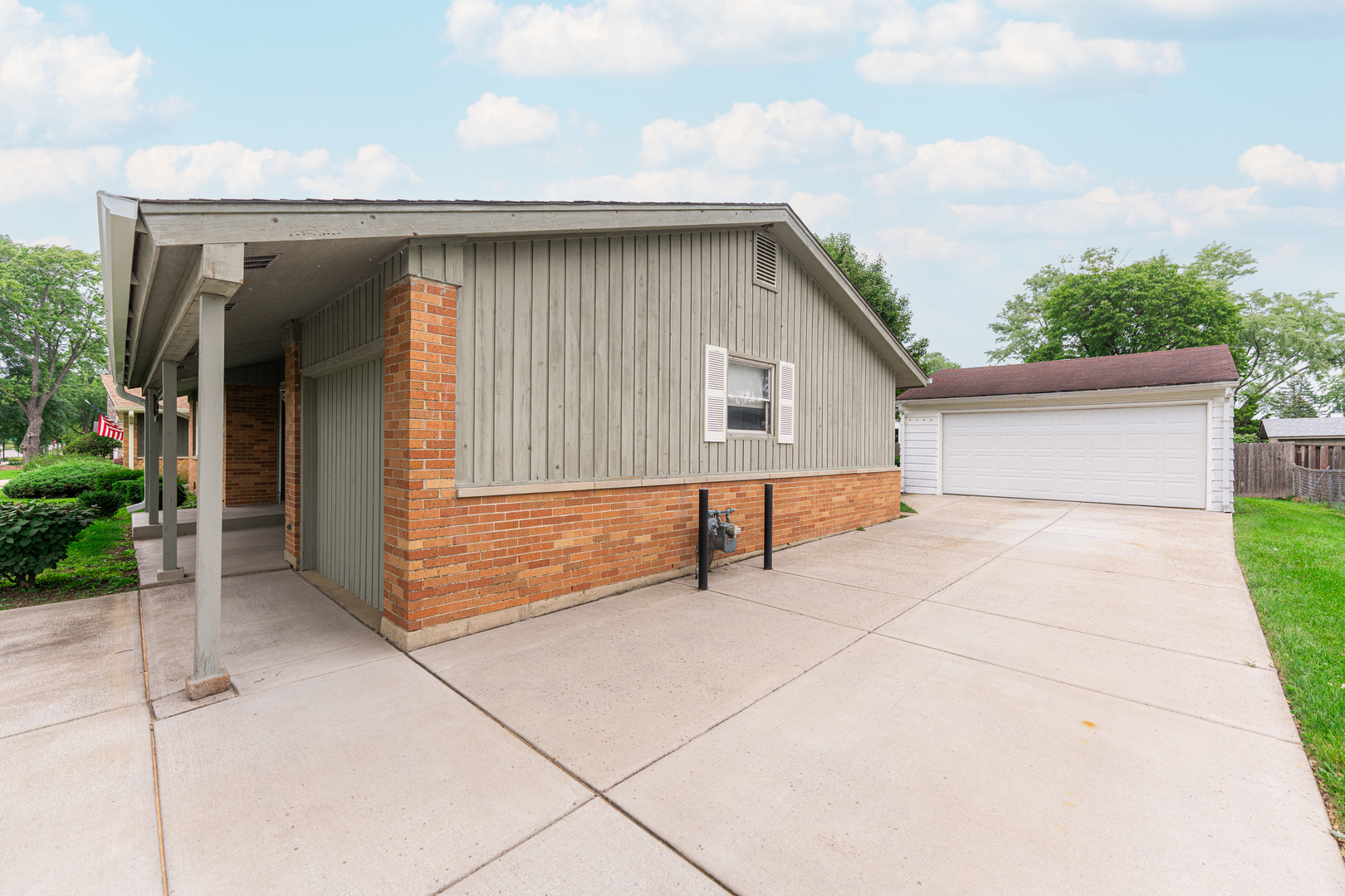 679 W Elk Grove Boulevard, Elk Grove Village, IL 60007