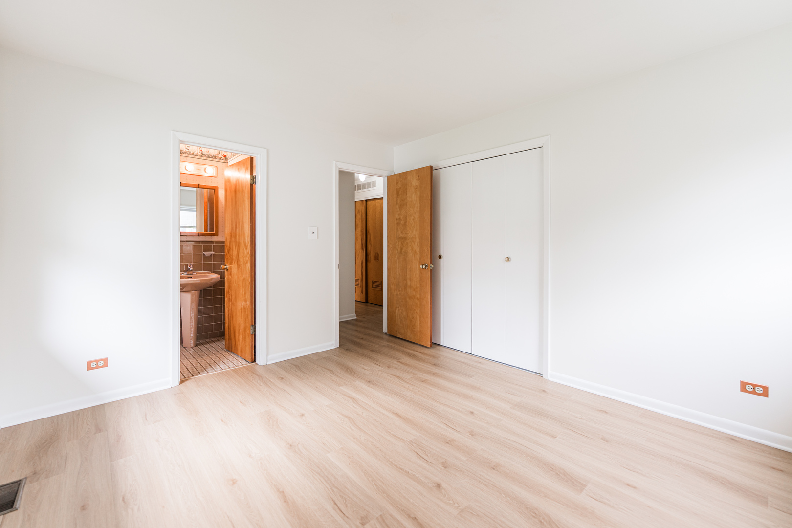 679 W Elk Grove Boulevard, Elk Grove Village, IL 60007