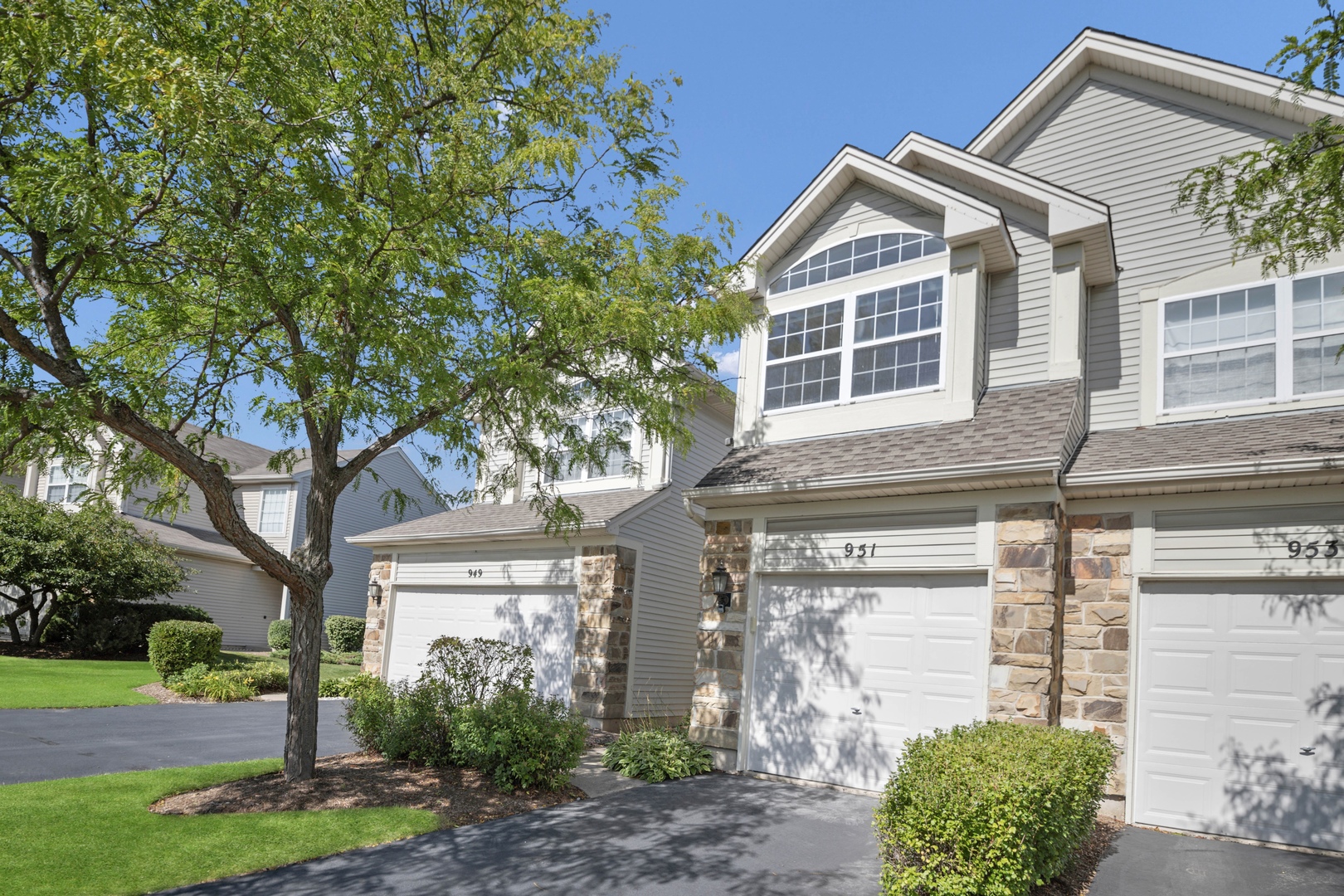 951 Viewpoint Drive #951, Lake In The Hills, IL 60156