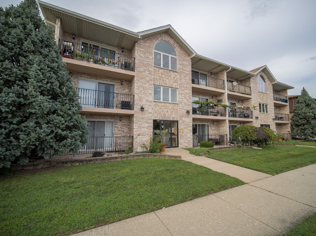 5948 W 87th Street #301, Burbank, IL 60459