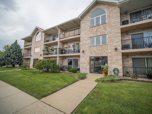 5948 W 87th Street #301, Burbank, IL 60459