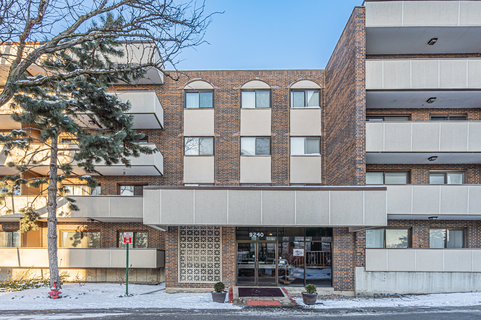 9240 Gross Point Road #410, Skokie, IL 60077