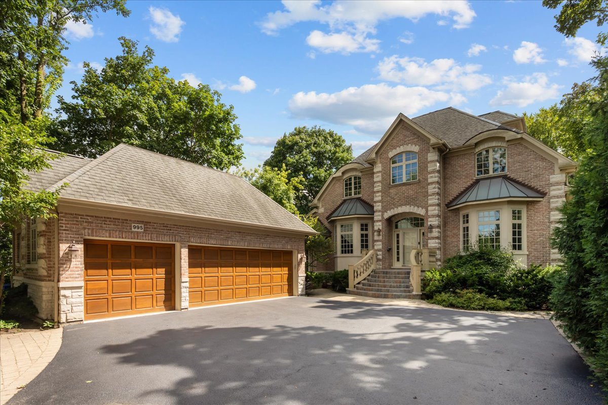 995 Old Elm Place, Glencoe, IL 60022