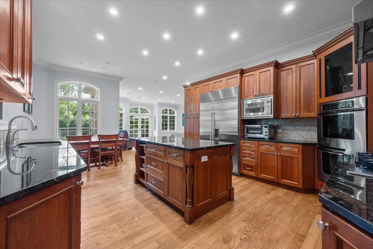 995 Old Elm Place, Glencoe, IL 60022