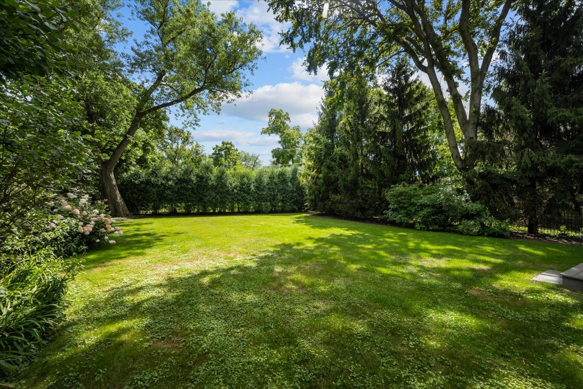 995 Old Elm Place, Glencoe, IL 60022