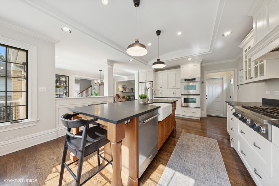 825 S STONE Avenue, La Grange, IL 60525