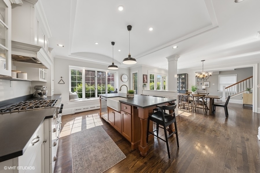 825 S STONE Avenue, La Grange, IL 60525