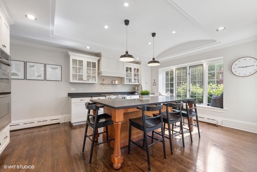 825 S STONE Avenue, La Grange, IL 60525
