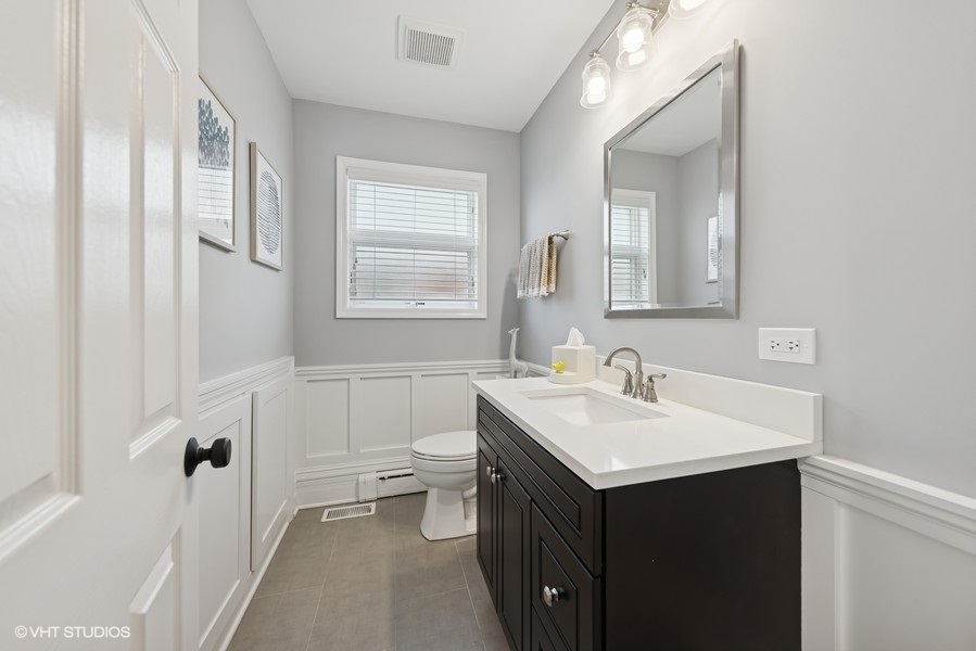 825 S STONE Avenue, La Grange, IL 60525