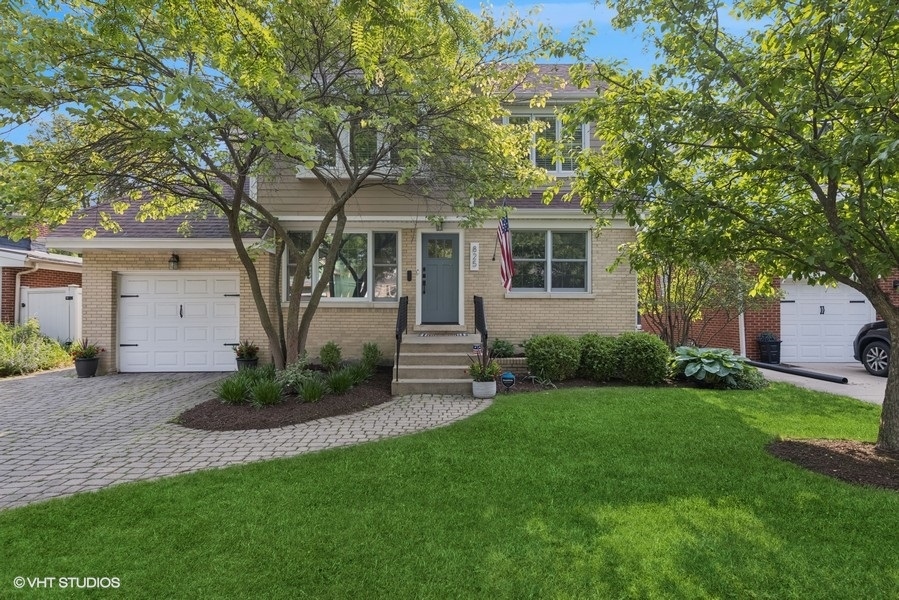 825 S STONE Avenue, La Grange, IL 60525