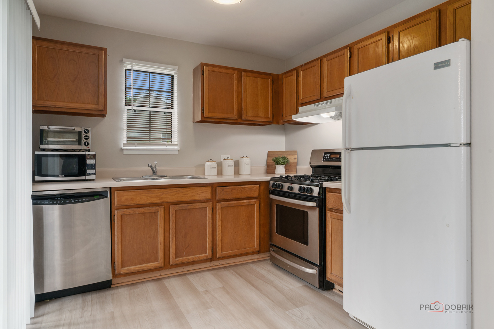 557 E Shag Bark Lane #H, Streamwood, IL 60107