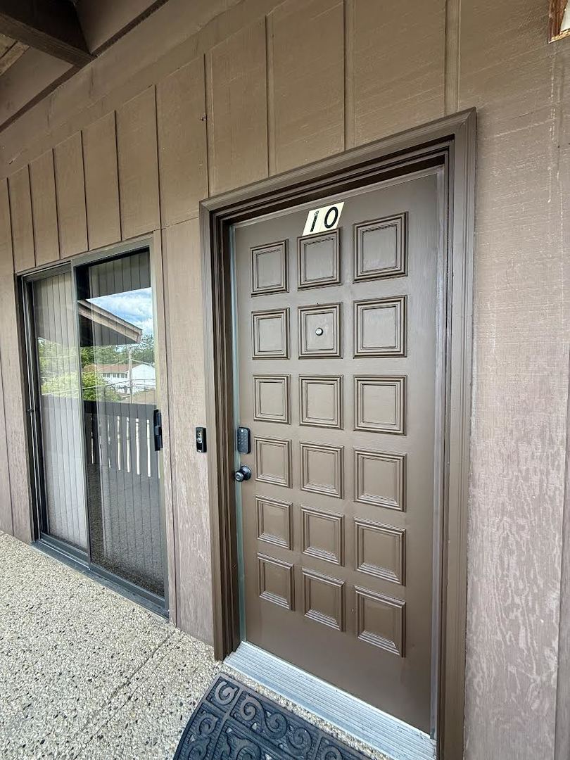 1296 E Washington Street #10, Des Plaines, IL 60016