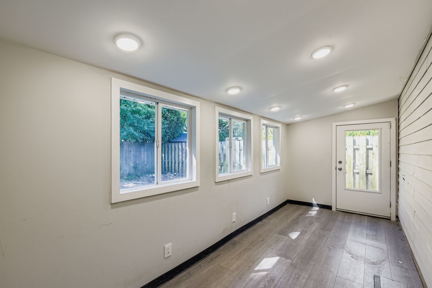 5943 W Touhy Avenue, Chicago, IL 60646