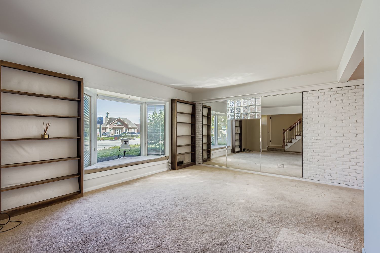 5943 W Touhy Avenue, Chicago, IL 60646