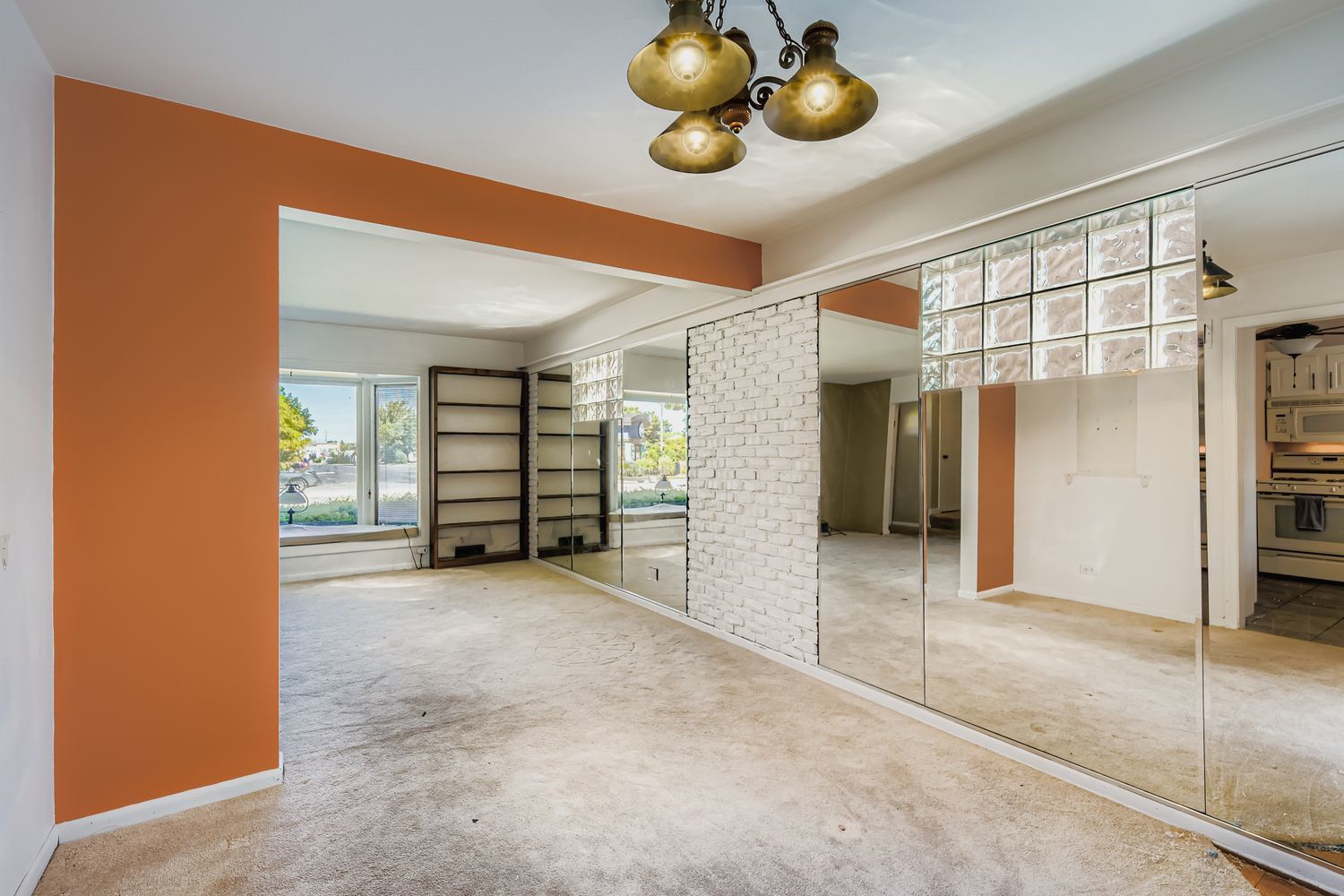 5943 W Touhy Avenue, Chicago, IL 60646
