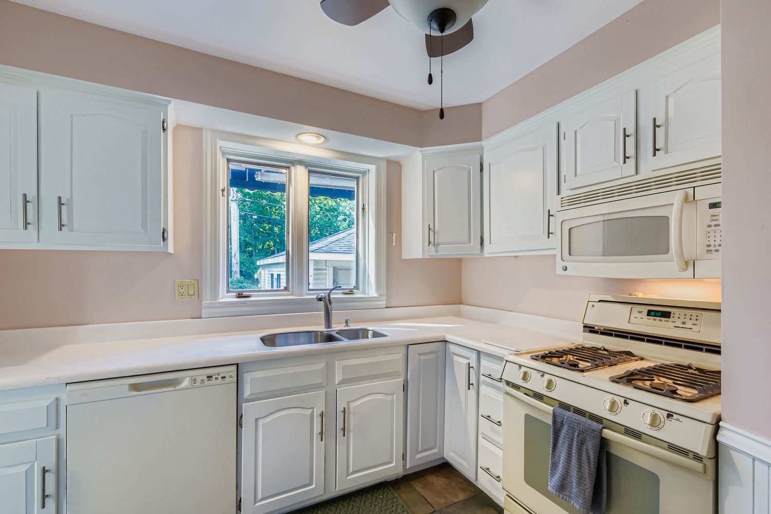5943 W Touhy Avenue, Chicago, IL 60646