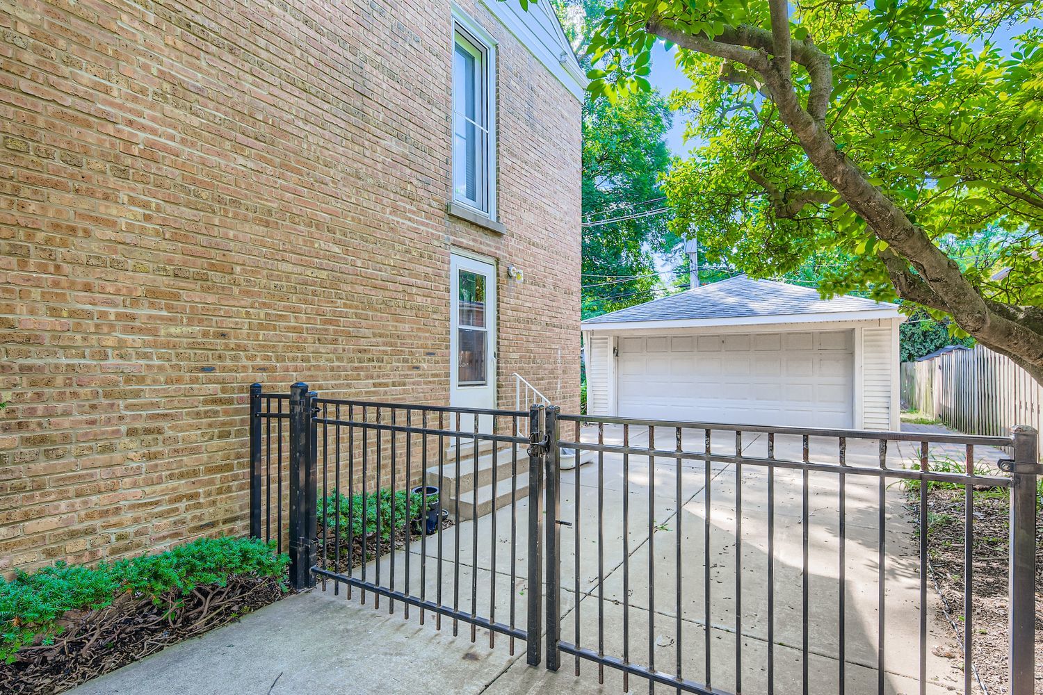 5943 W Touhy Avenue, Chicago, IL 60646