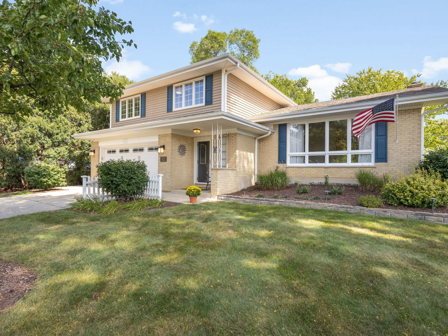 421 Summit Drive, Schaumburg, IL 60193