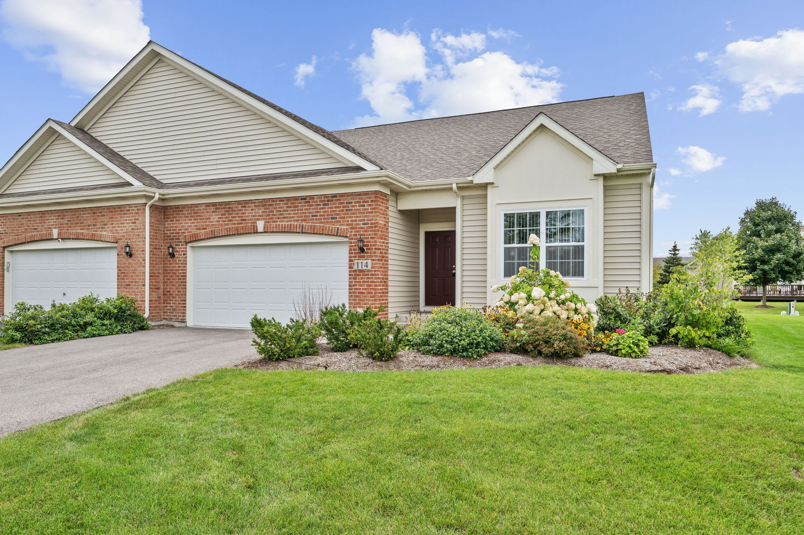 114 Easton Drive, Gilberts, IL 60136