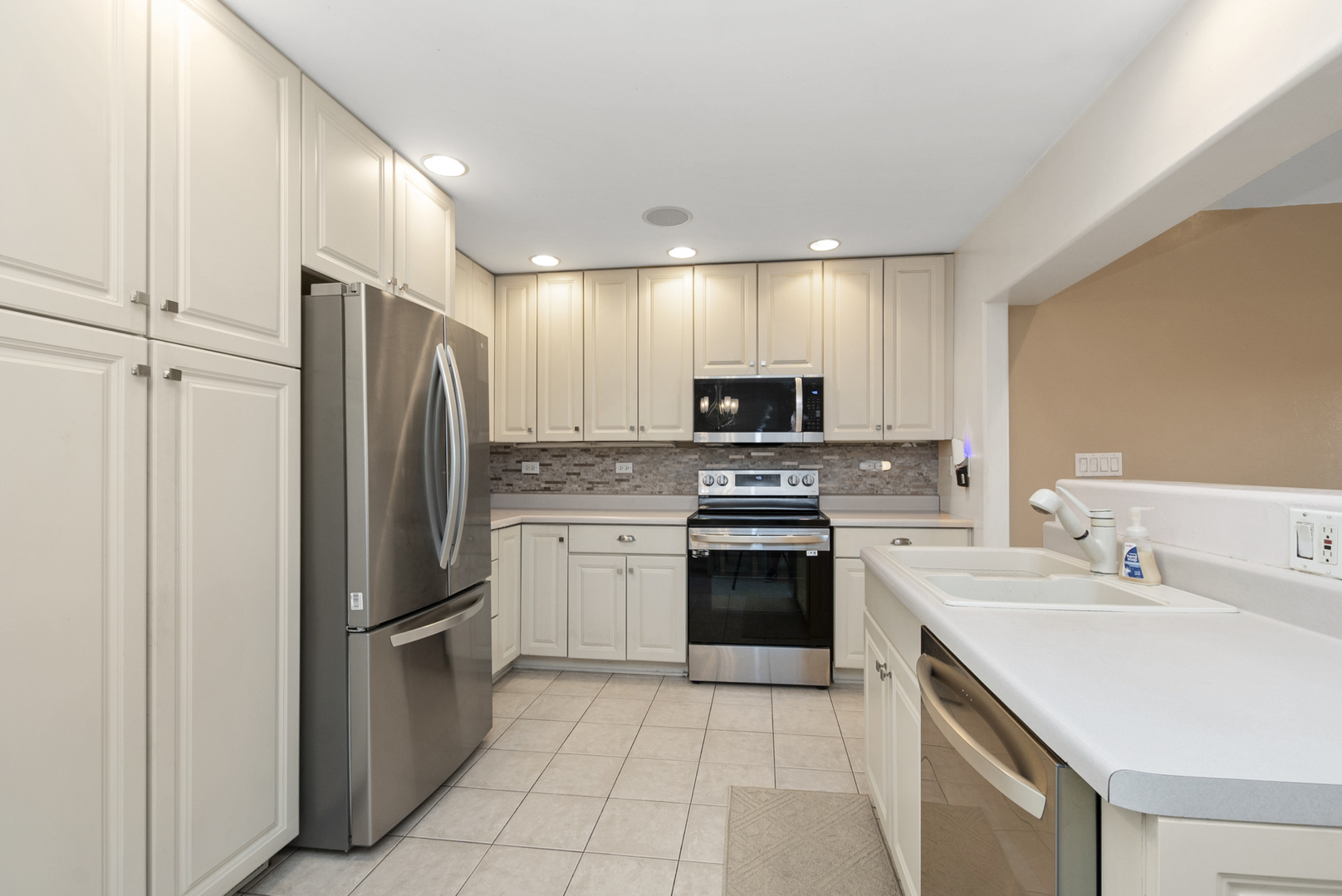 2605 Willow Avenue, Woodridge, IL 60517