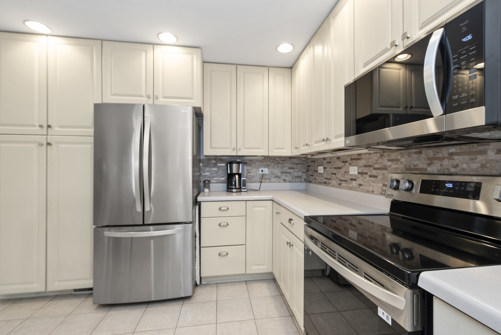 2605 Willow Avenue, Woodridge, IL 60517