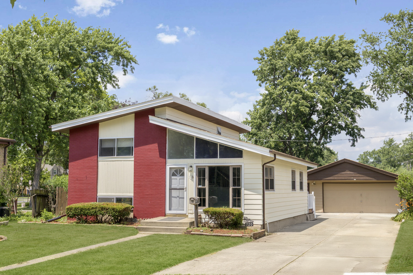 720 W Terrace Street, Villa Park, IL 60181