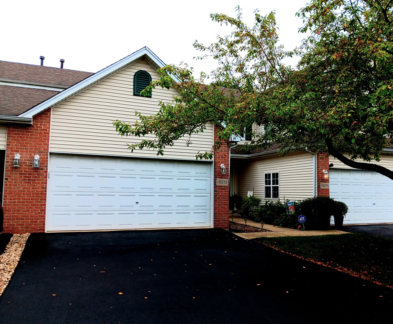 16013 W Iroquois Drive, Lockport, IL 60441