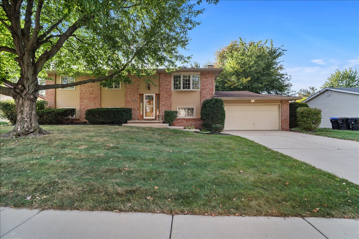 109 S Devonshire Drive, Bloomington, IL 61705