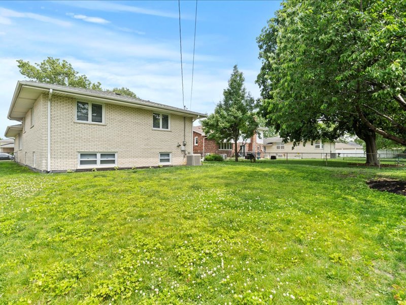 9526 S Kilbourn Avenue, Oak Lawn, IL 60453