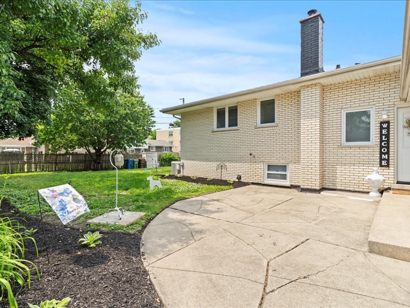 9526 S Kilbourn Avenue, Oak Lawn, IL 60453
