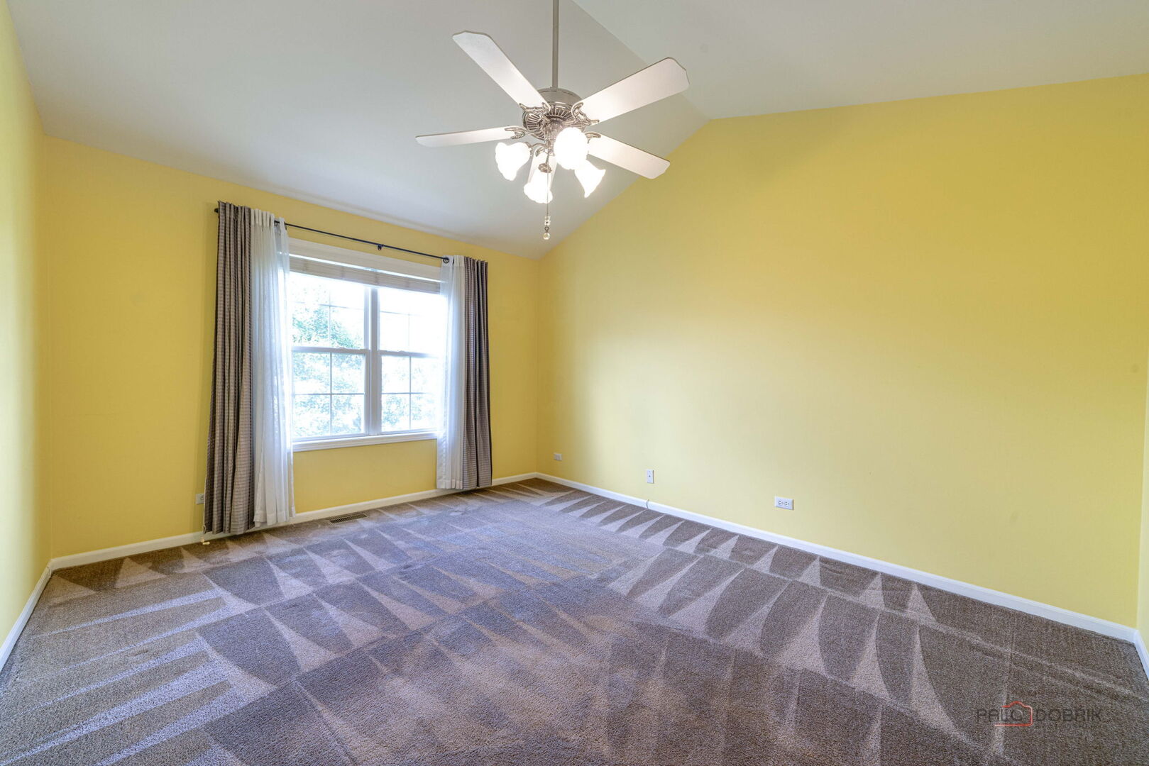 1432 Hampshire Court, Roselle, IL 60172