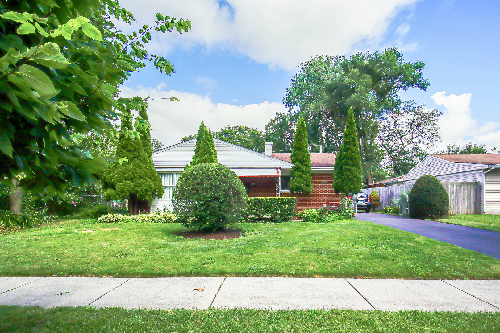 295 E Dennis Road, Wheeling, IL 60090