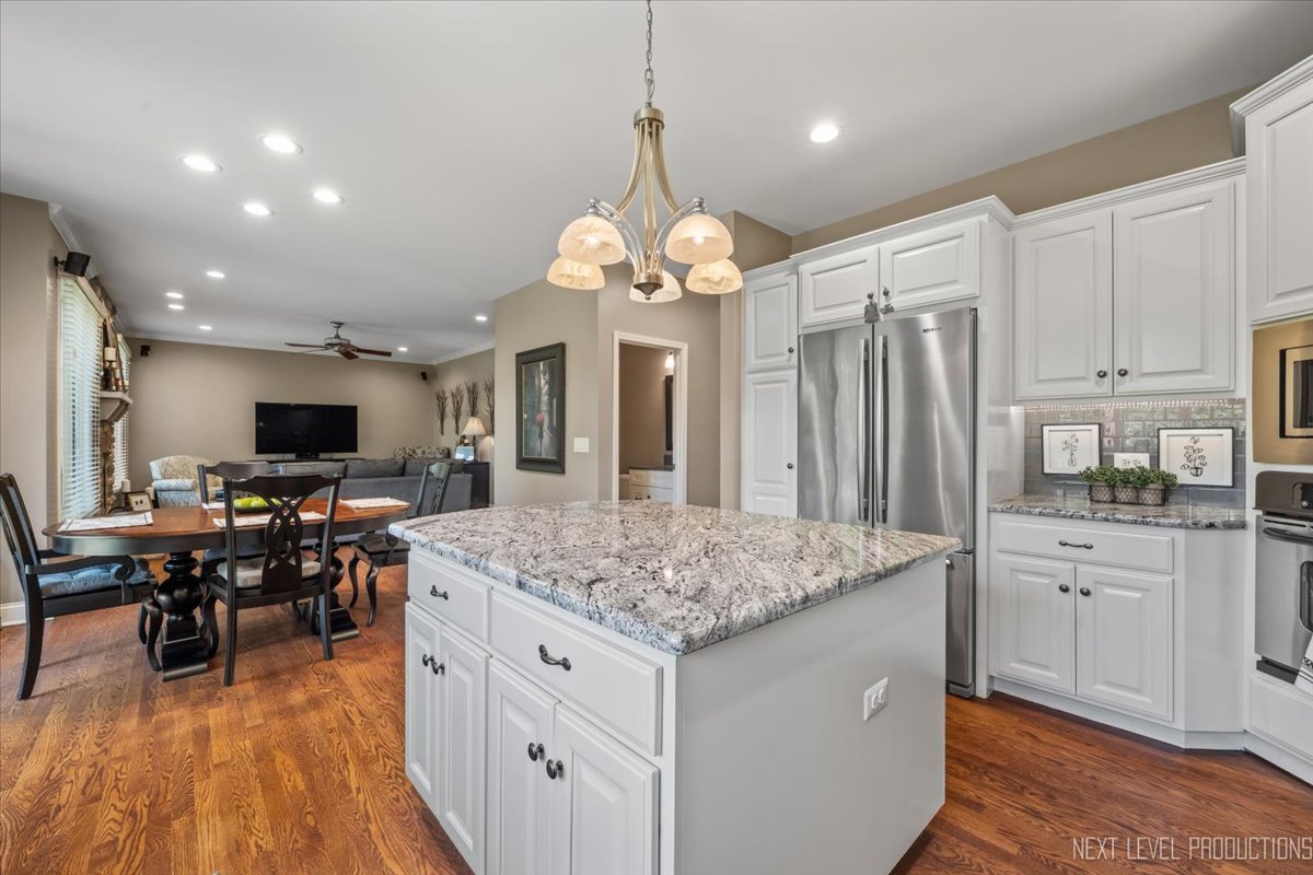 607 Bourbon Lane, Naperville, IL 60565