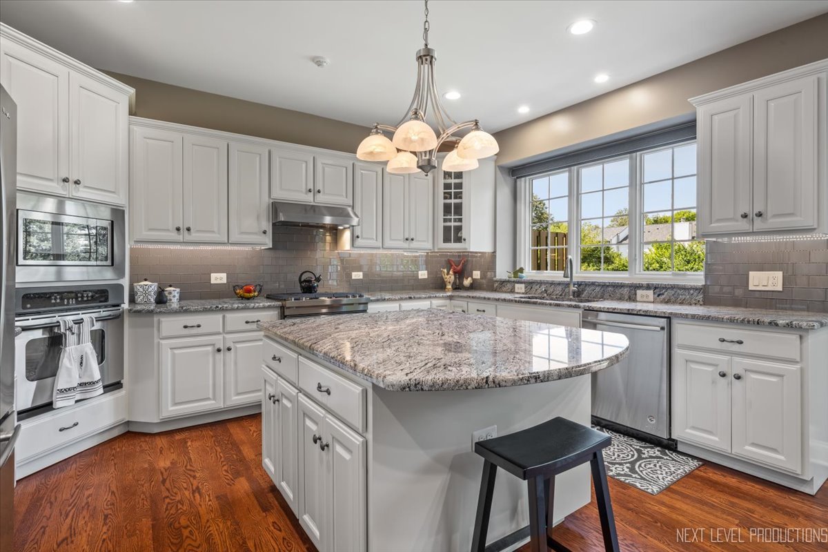 607 Bourbon Lane, Naperville, IL 60565