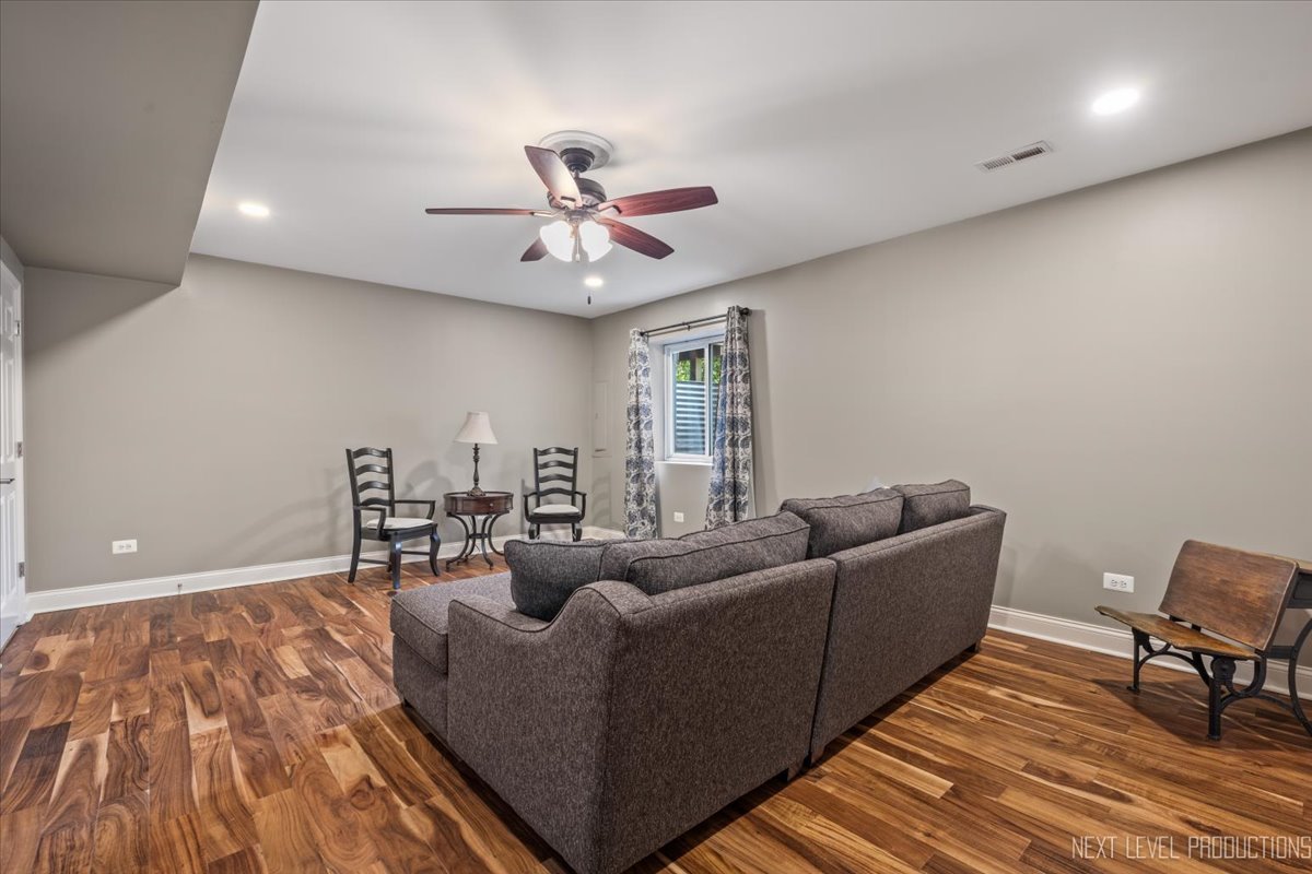 607 Bourbon Lane, Naperville, IL 60565