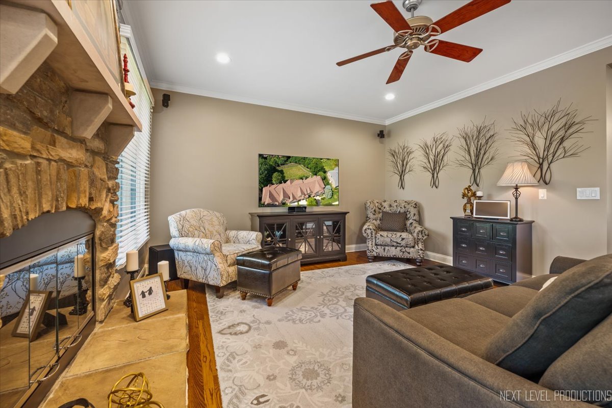 607 Bourbon Lane, Naperville, IL 60565