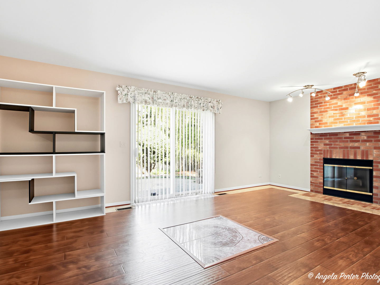 374 W Boxwood Court, Round Lake, IL 60073