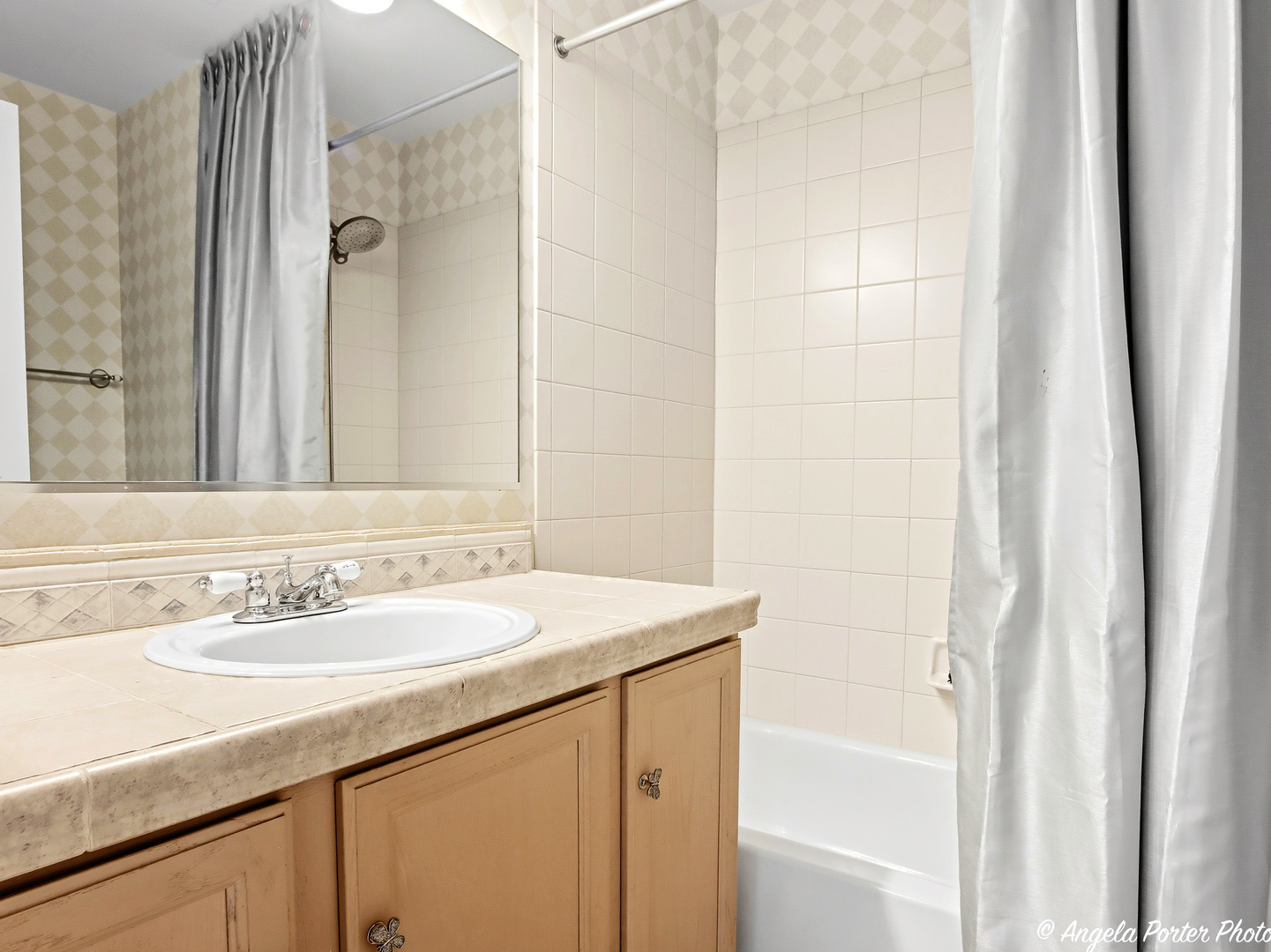 374 W Boxwood Court, Round Lake, IL 60073