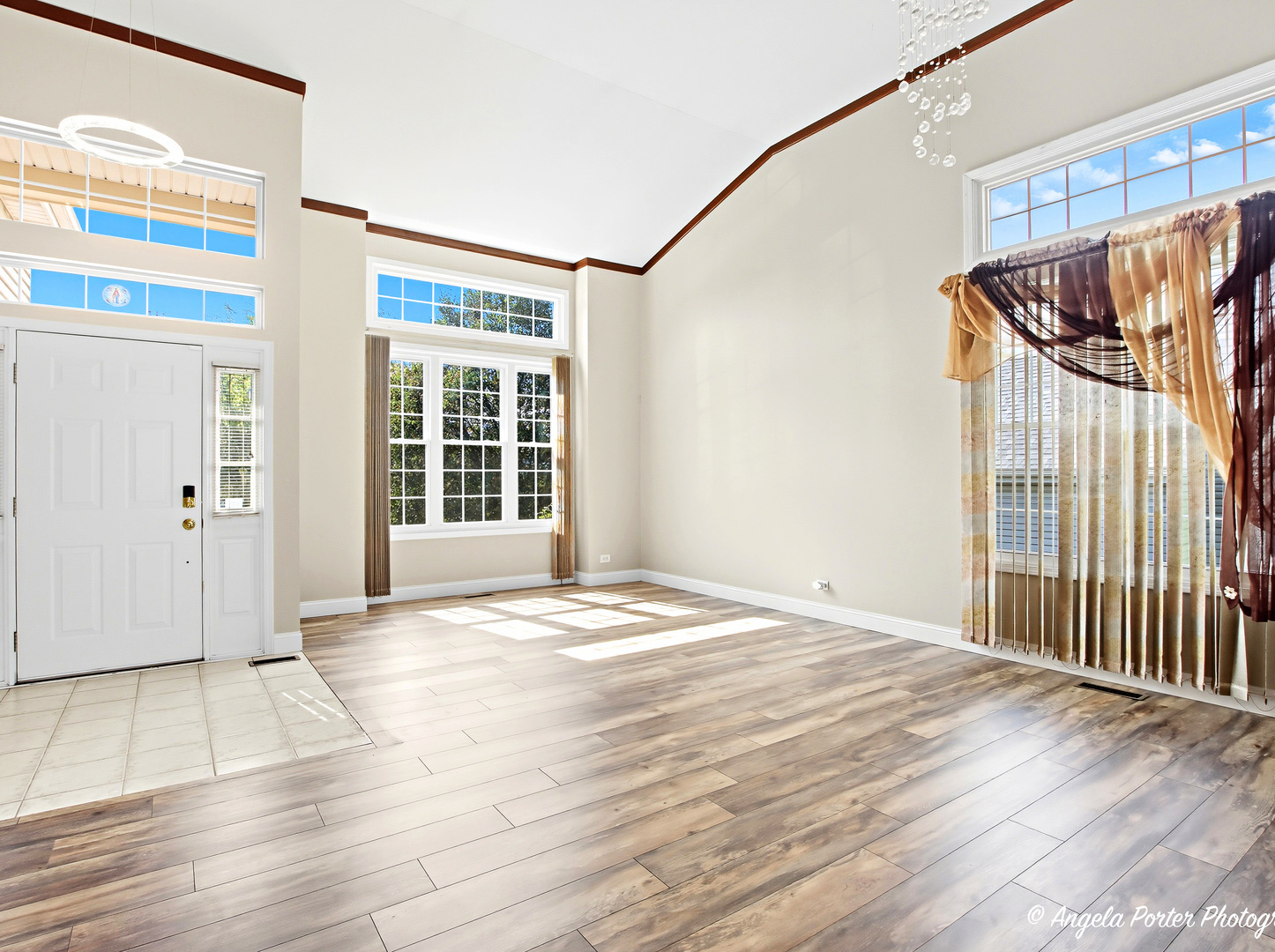 374 W Boxwood Court, Round Lake, IL 60073