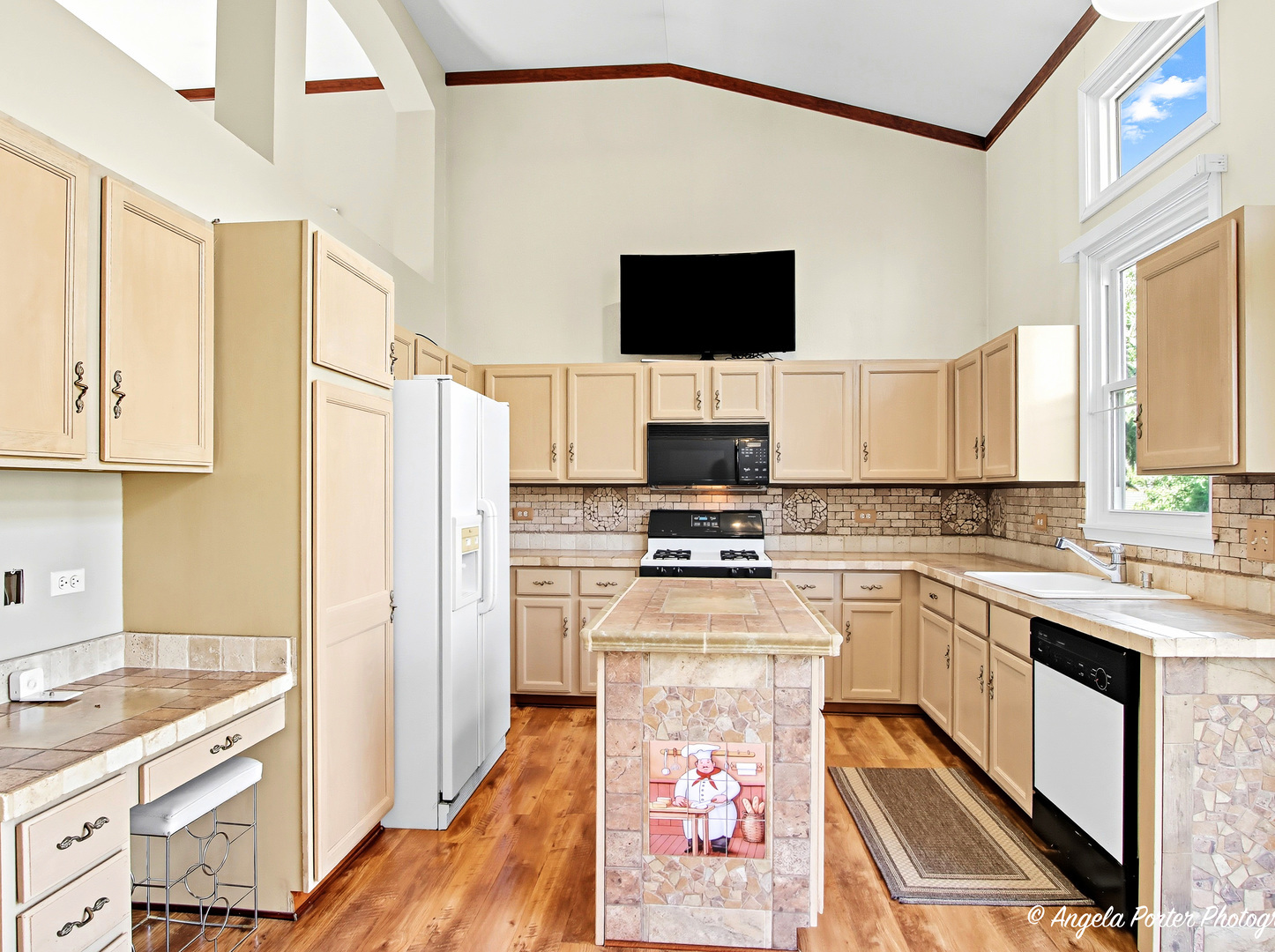 374 W Boxwood Court, Round Lake, IL 60073