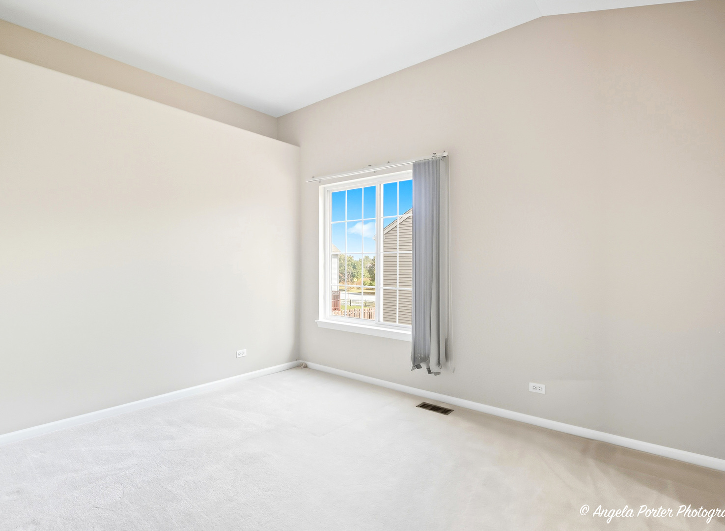 374 W Boxwood Court, Round Lake, IL 60073