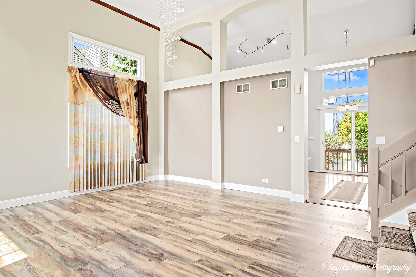 374 W Boxwood Court, Round Lake, IL 60073