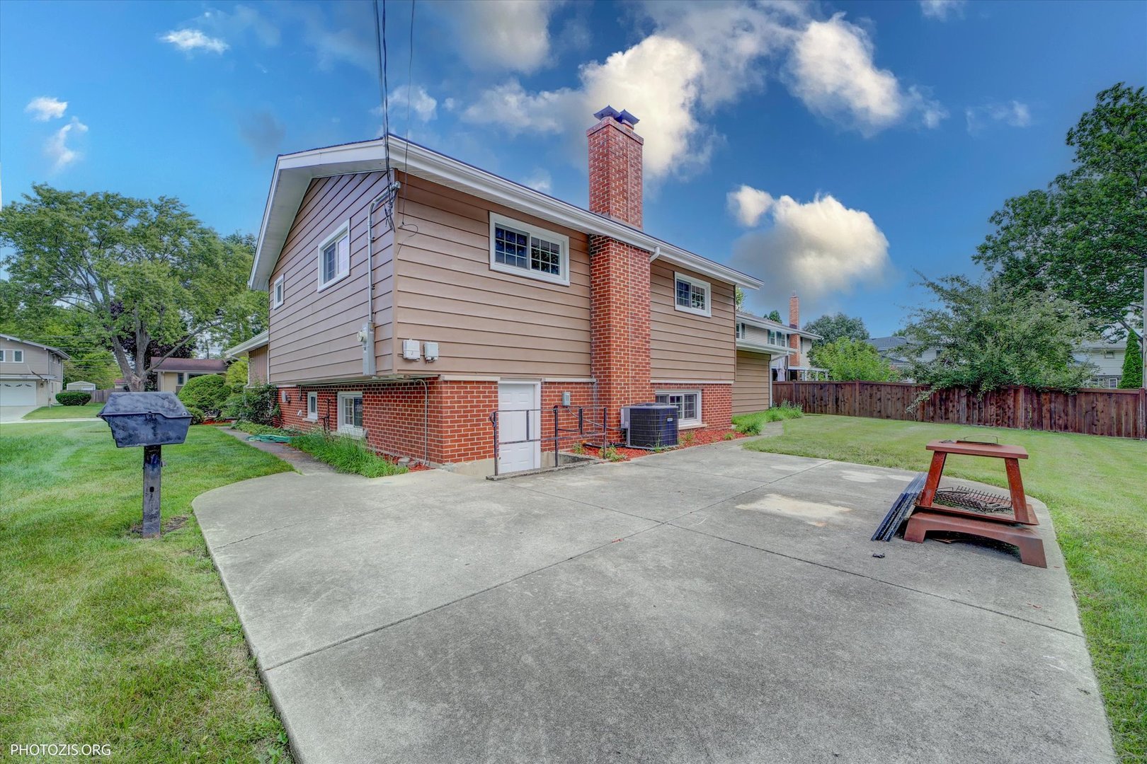 1501 E BARBERRY Lane, Mount Prospect, IL 60056