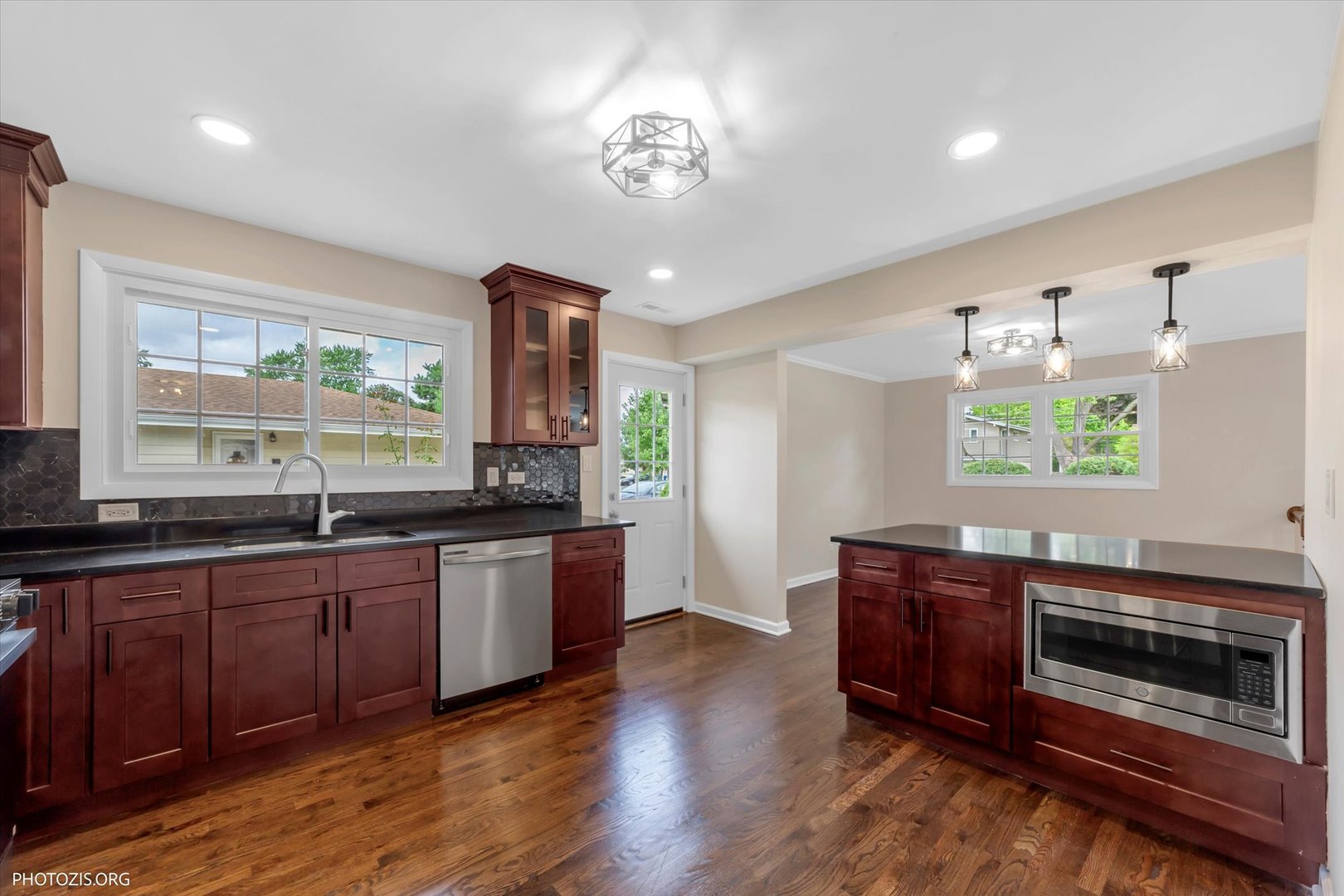 1501 E BARBERRY Lane, Mount Prospect, IL 60056