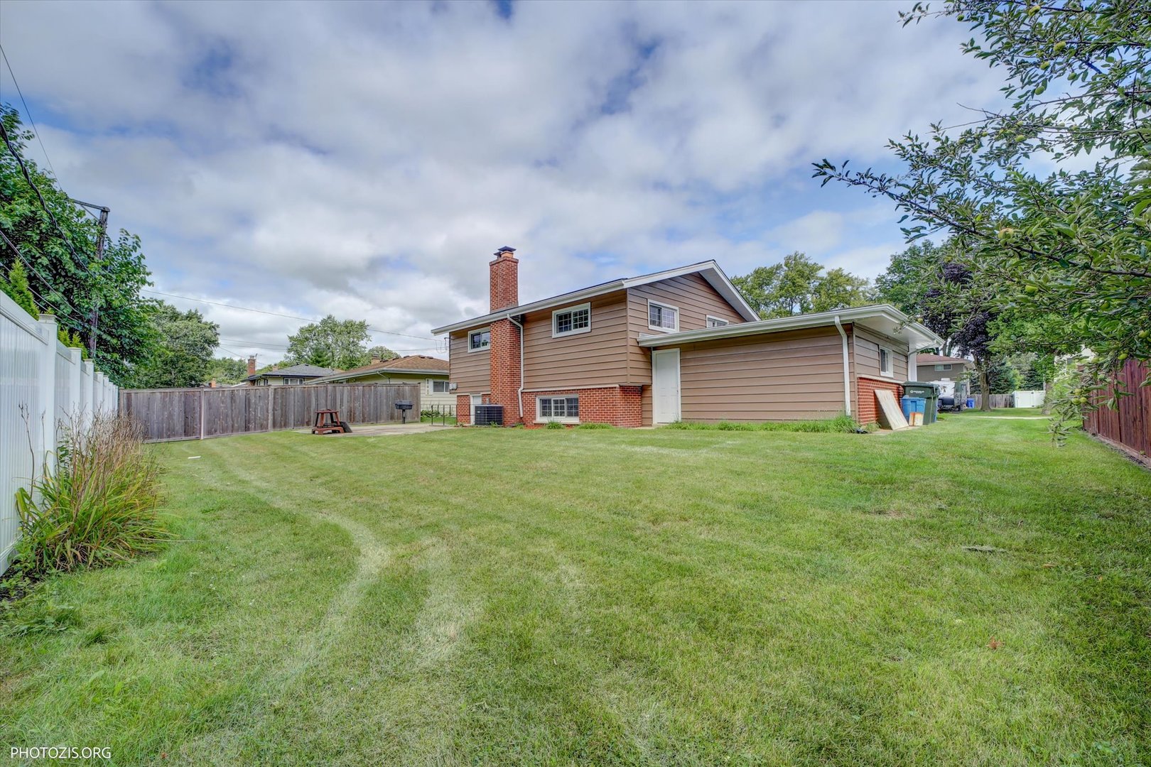 1501 E BARBERRY Lane, Mount Prospect, IL 60056